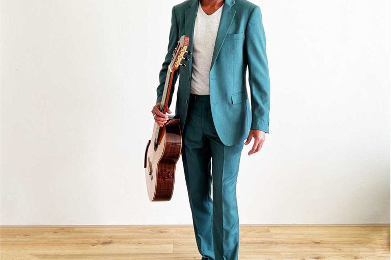 Kay-gitaar-witte-muur-insta